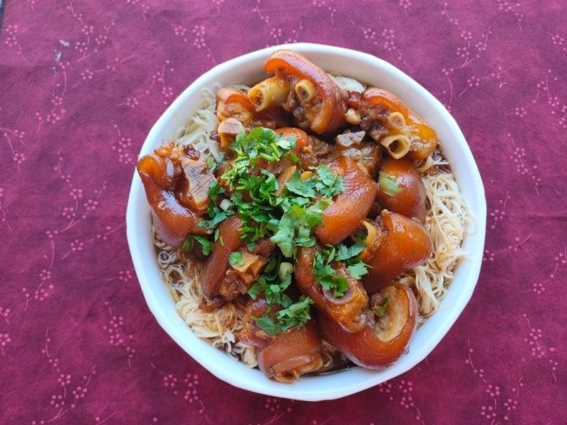 苗栗縣頭份市蘆竹湳古厝灶腳（廚房）的古早味， 滷豬腳是招牌